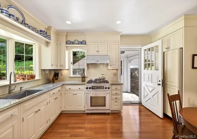 Photo 4 of Sale Pending at 33 Oliphant Ave, Dobbs Ferry, NY 10522 | MLS# 1003134 | Listing updated on 2026-09-18