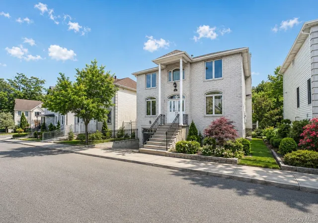 Photo 2 of Single family home for sale at 34 Putters Ct, Staten Island, NY 10301 | MLS# 1003451 | Listing updated on 2026-09-18