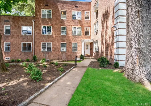 Photo 1 of Sale Pending at 1 Edwards St #2D, Roslyn Heights, NY 11577 | MLS# 1003693 | Listing updated on 2026-09-18