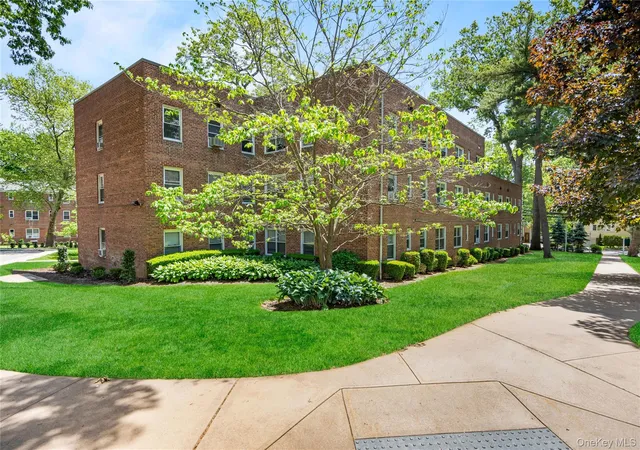 Photo 2 of Sale Pending at 1 Edwards St #2D, Roslyn Heights, NY 11577 | MLS# 1003693 | Listing updated on 2026-09-18