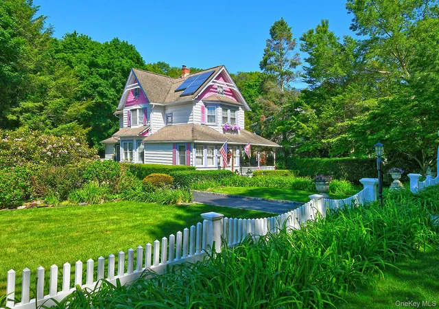 Photo 3 of Sale Pending at 277 Vernon Valley Rd, Huntington, NY 11768 | MLS# 1003824 | Listing updated on 2026-09-18
