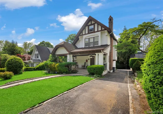 Photo 28 of Sale Pending at 51 Maple Dr, Great Neck, NY 11021 | MLS# 1005336 | Listing updated on 2026-09-18