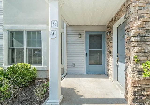 Photo 3 of Sale Pending at 87 Pond View Dr, North Hempstead, NY 11050 | MLS# 1005874 | Listing updated on 2026-09-18