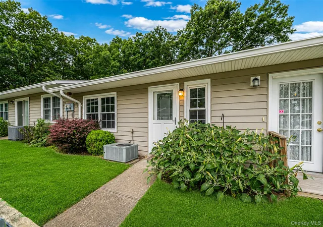 Listing Photo 4 - Condo for sale in building located at 231 Blackpool Ct, Brookhaven, NY 11961