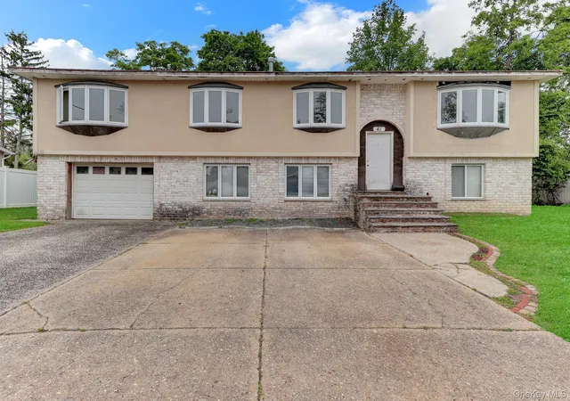 Photo 1 of Single family home for sale at 41 Fremont St, Babylon, NY 11757 | MLS# 1007707 | Listing updated on 2026-09-29