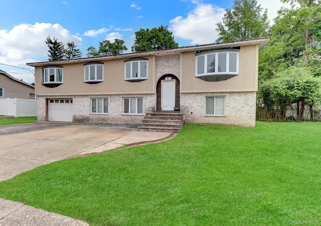 Photo 2 of Single family home for sale at 41 Fremont St, Babylon, NY 11757 | MLS# 1007707 | Listing updated on 2026-09-29