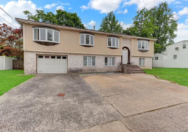 Photo 3 of Single family home for sale at 41 Fremont St, Babylon, NY 11757 | MLS# 1007707 | Listing updated on 2026-09-29