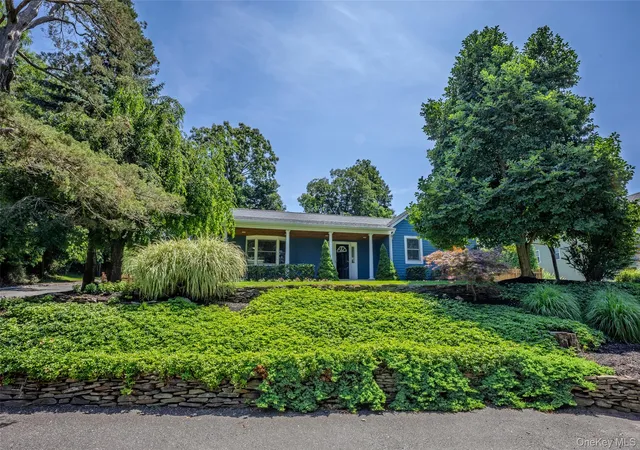 Photo 3 of Sale Pending at 5 Soundview Dr, Brookhaven, NY 11778 | MLS# 1007720 | Listing updated on 2026-09-18