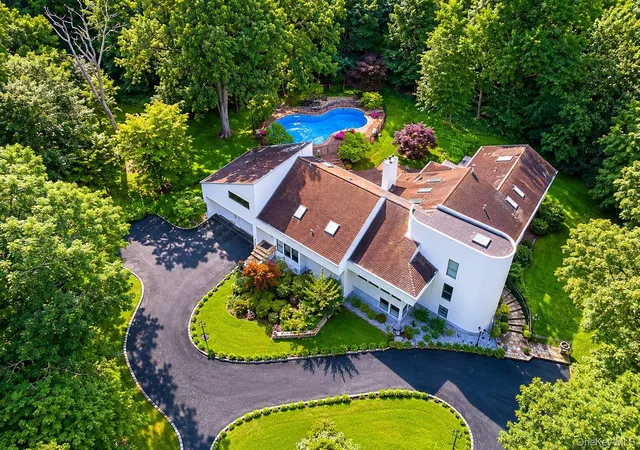 Photo 1 of Sale Pending at 4 Stoneridge Ct, Syosset, NY 11791 | MLS# 1008084 | Listing updated on 2026-09-18