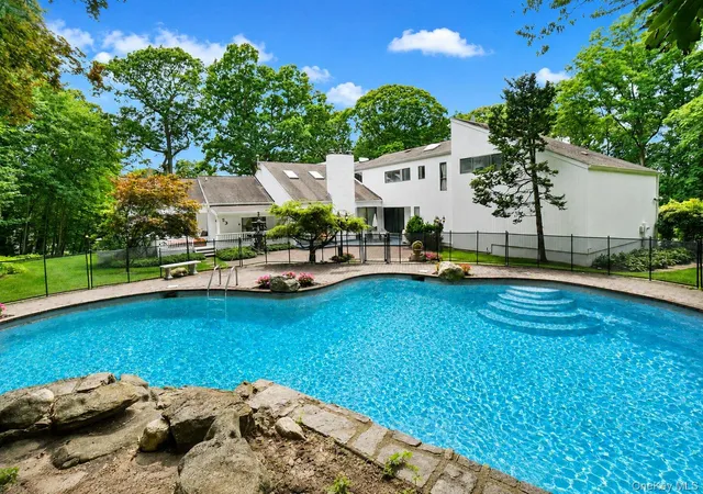 Photo 2 of Sale Pending at 4 Stoneridge Ct, Syosset, NY 11791 | MLS# 1008084 | Listing updated on 2026-09-18