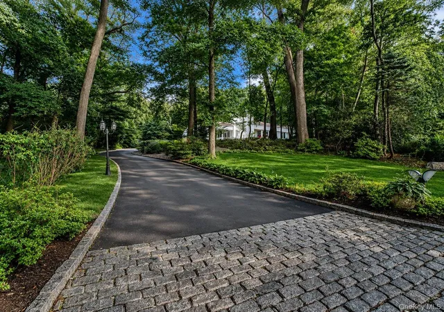 Photo 3 of Sale Pending at 4 Stoneridge Ct, Syosset, NY 11791 | MLS# 1008084 | Listing updated on 2026-09-18