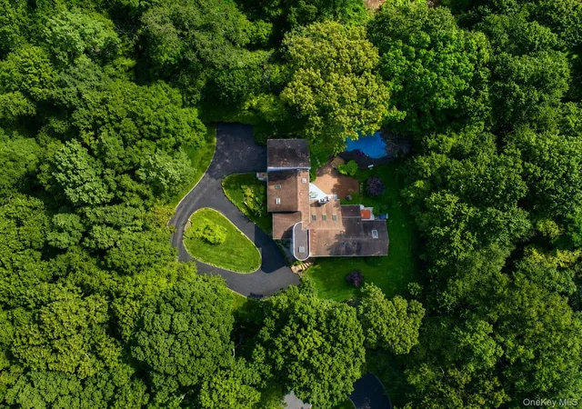 Photo 3 of Sale Pending at 4 Stoneridge Ct, Syosset, NY 11791 | MLS# 1008084 | Listing updated on 2026-09-18