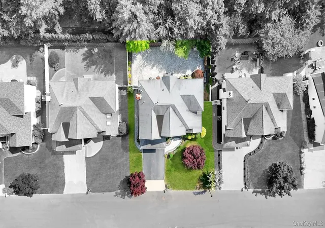 Photo 3 of Sale Pending at 33 Peachtree Ct, Holtsville, NY 11742 | MLS# 1008124 | Listing updated on 2026-09-18
