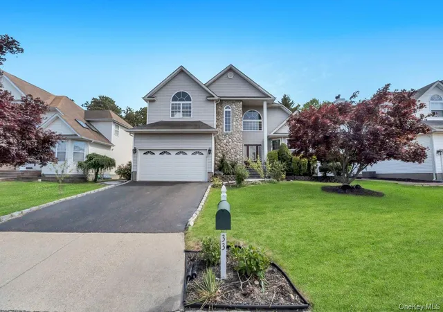 Photo 4 of Sale Pending at 33 Peachtree Ct, Holtsville, NY 11742 | MLS# 1008124 | Listing updated on 2026-09-18