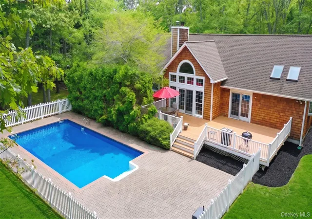 Photo 3 of Sale Pending at 33 Windwood Ct, Southampton, NY 11977 | MLS# 1008472 | Listing updated on 2026-09-18