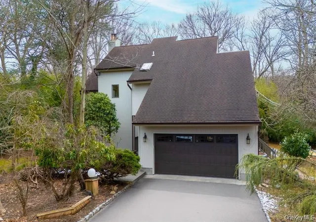 Photo 3 of Sale Pending at 27 Ravine Rd, Brookhaven, NY 11764 | MLS# 1009078 | Listing updated on 2026-09-18
