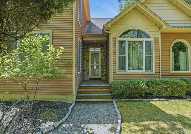 Photo 3 of Single family home for sale at 6 Foxwood Rd, New Paltz, NY 12561 | MLS# 1010542 | Listing updated on 2026-09-18