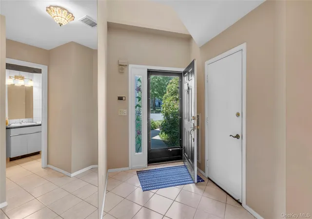 Listing Photo 5 - Condo for sale in building located at 38 Lakebridge Dr S, Smithtown, NY 11754