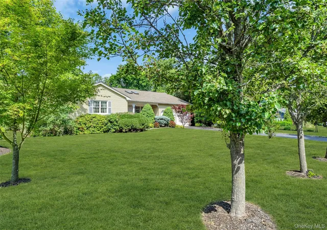Photo 3 of Sale Pending at 34 Aberdeen Rd, Smithtown, NY 11787 | MLS# 1012301 | Listing updated on 2026-09-18