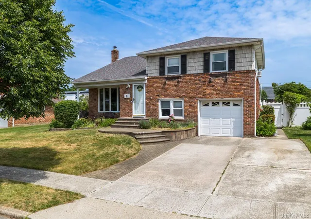 Photo 1 of Sale Pending at 39 Grant St, Oyster Bay, NY 11735 | MLS# 1013517 | Listing updated on 2026-09-18