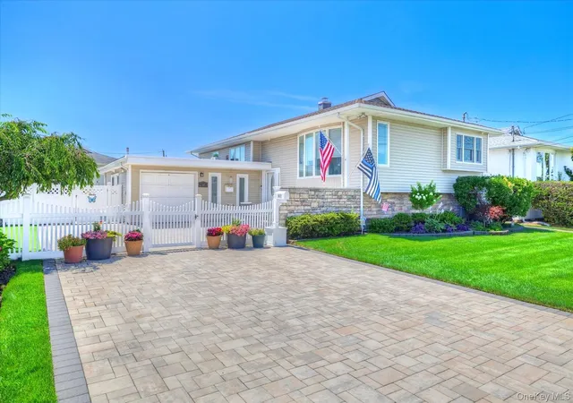 Photo 2 of Single family home for sale at 165 Elaine Dr, Hempstead, NY 11572 | MLS# 1014740 | Listing updated on 2026-09-18