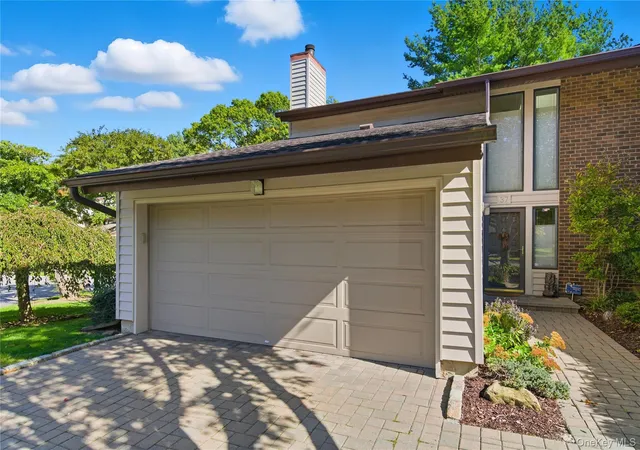 Photo 3 of Sale Pending at 37 Maple Ct, Jericho, NY 11753 | MLS# 1014890 | Listing updated on 2026-09-18