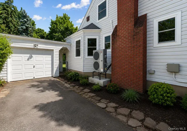 Photo 4 of Sale Pending at 86 E 13th Street, Huntington, NY 11746 | MLS# 1014997 | Listing updated on 2026-09-18