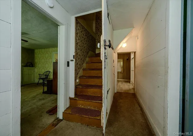 Photo 3 of Sale Pending at 169 W Rogues Path, Huntington, NY 11743 | MLS# 1015169 | Listing updated on 2026-09-18