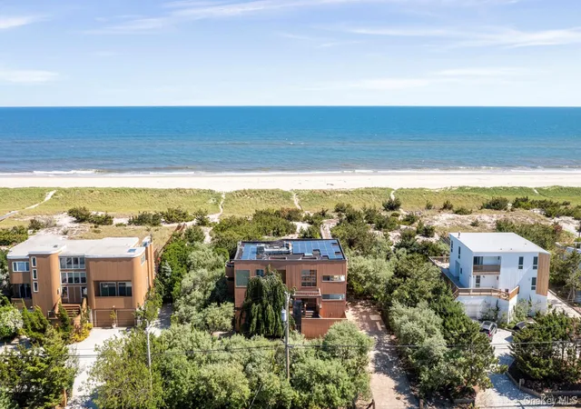 Photo 1 of Single family home for sale at 559 Dune Rd, Southampton, NY 11978 | MLS# 1015502 | Listing updated on 2026-09-18