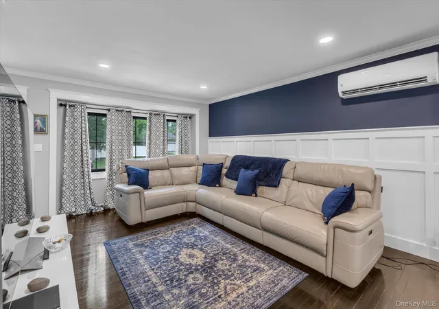 Photo 3 of Sale Pending at 31 Apple Ln, Commack, NY 11725 | MLS# 1015797 | Listing updated on 2026-09-18