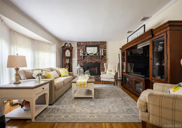 Photo 3 of Single family home for sale at 41 Brk Run Dr, Brookhaven, NY 11763 | MLS# 1016708 | Listing updated on 2026-09-18