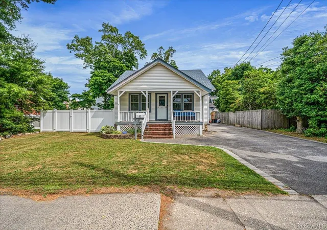 Single Family Residence at 41 Moffitt Blvd, East Islip, NY 11730 | MLS# 1018069 | | Sold on 2026-09-16