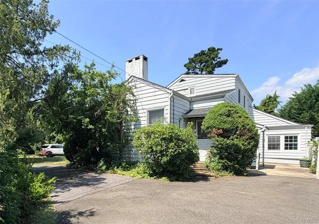 Photo 3 of Sale Pending at 126 Eaton Ln, West Islip, NY 11795 | MLS# 1020365 | Listing updated on 2026-09-18