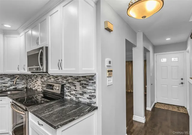 Photo 3 of Sale Pending at 104 W Woodlake Dr, Oyster Bay, NY 11797 | MLS# 1020633 | Listing updated on 2026-09-18