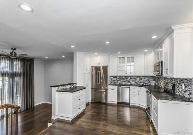 Listing Photo 4 - Condo for sale in building located at 104 W Woodlake Dr, Oyster Bay, NY 11797