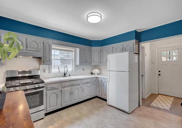 Photo 3 of Sale Pending at 100 Lincoln Dr, Brookhaven, NY 11951 | MLS# 1021242 | Listing updated on 2026-09-18