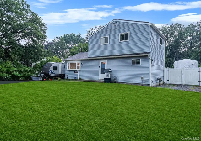 Photo 2 of Sale Pending at 40 E Oakdale St, Islip, NY 11706 | MLS# 1022881 | Listing updated on 2026-09-30