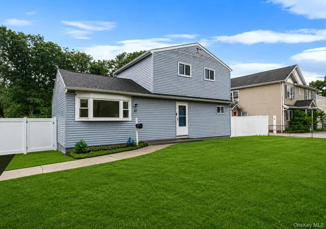 Photo 3 of Sale Pending at 40 E Oakdale St, Islip, NY 11706 | MLS# 1022881 | Listing updated on 2026-09-30