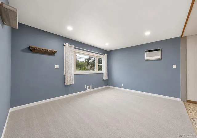 Photo 4 of Sale Pending at 40 E Oakdale St, Islip, NY 11706 | MLS# 1022881 | Listing updated on 2026-09-30