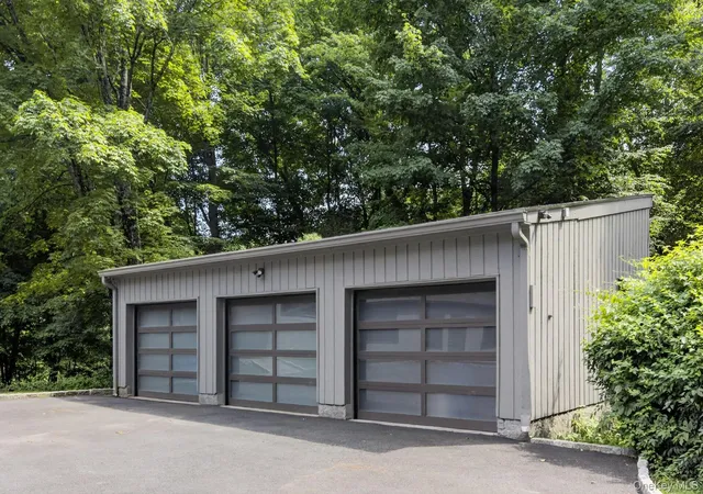 Photo 3 of Single family home for sale at 230 E Middle Patent Rd, Bedford, NY 10506 | MLS# 1023671 | Listing updated on 2026-10-04