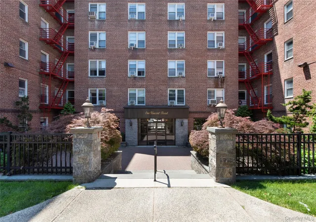Photo 2 of Sale Pending at 1 Vincent Rd #1c, Yonkers, NY 10708 | MLS# 1023677 | Listing updated on 2026-09-18
