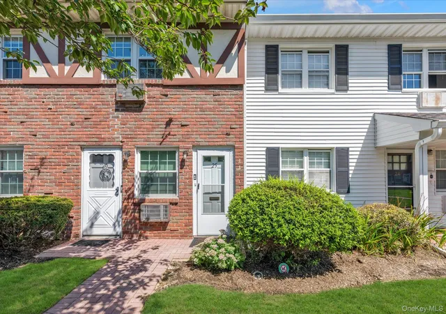 Photo 2 of Sale Pending at 25 Springwood Dr, Babylon, NY 11703 | MLS# 1024276 | Listing updated on 2026-09-16