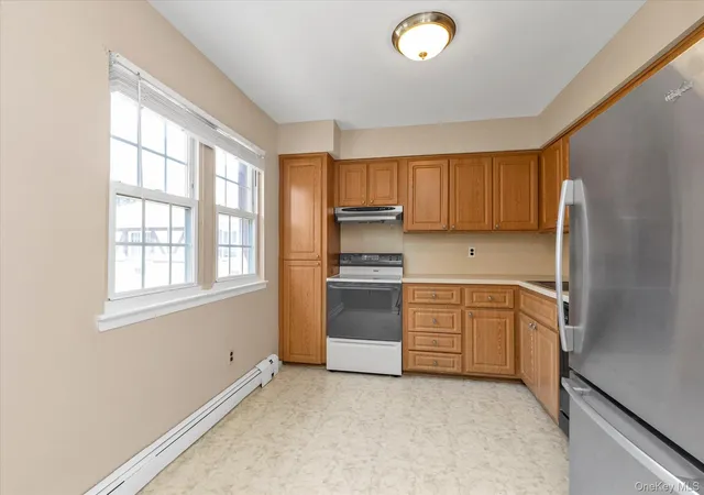 Listing Photo 4 - Condo for sale in building located at 25 Springwood Dr, Babylon, NY 11703