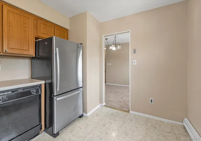 Listing Photo 5 - Condo for sale in building located at 25 Springwood Dr, Babylon, NY 11703