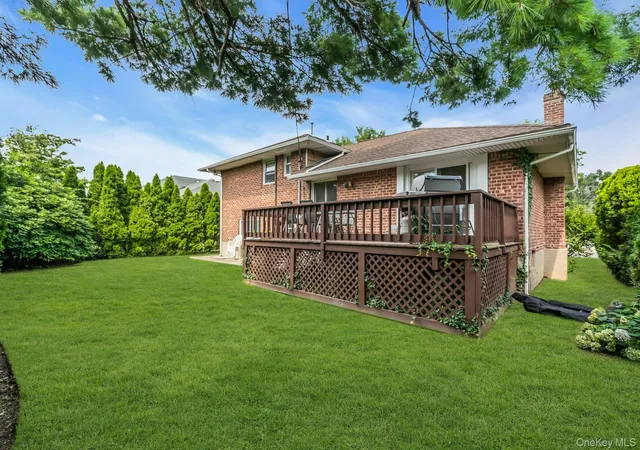 Photo 32 of Sale Pending at 31 Bellwood Dr, North Hempstead, NY 11040 | MLS# 1025340 | Listing updated on 2026-09-18