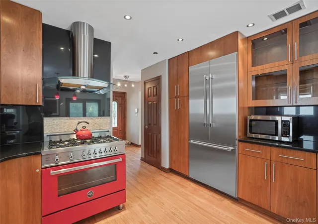 Photo 3 of Sale Pending at 268 Ardsley St, Staten Island, NY 10306 | MLS# 1026004 | Listing updated on 2026-09-18