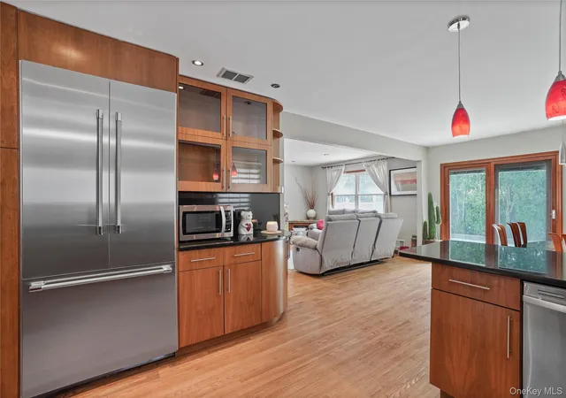 Photo 4 of Sale Pending at 268 Ardsley St, Staten Island, NY 10306 | MLS# 1026004 | Listing updated on 2026-09-18