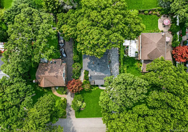 Photo 3 of Sale Pending at 527 Brooklyn Blvd, Brightwaters, NY 11718 | MLS# 1026324 | Listing updated on 2026-09-18