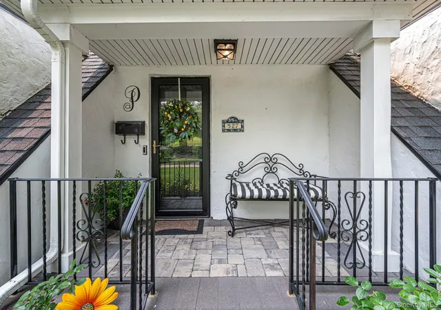 Photo 3 of Sale Pending at 527 Brooklyn Blvd, Brightwaters, NY 11718 | MLS# 1026324 | Listing updated on 2026-09-18