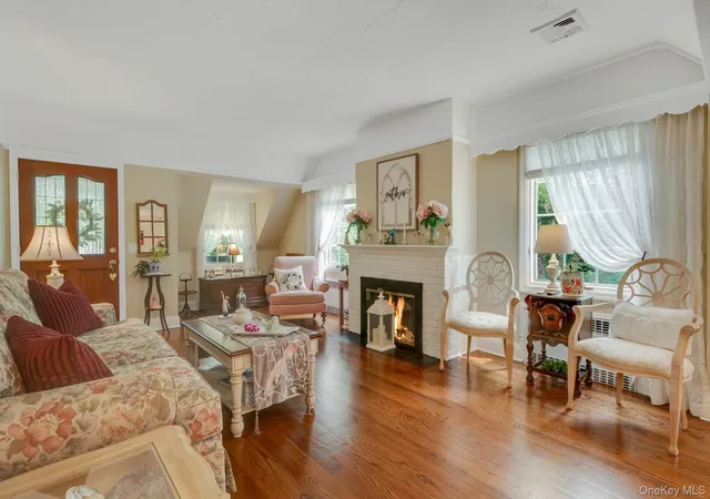 Photo 4 of Sale Pending at 527 Brooklyn Blvd, Brightwaters, NY 11718 | MLS# 1026324 | Listing updated on 2026-09-18
